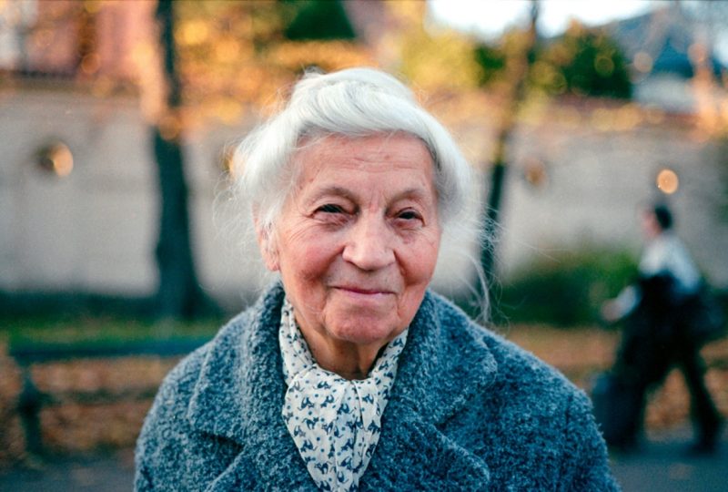 Leuke banen voor vrouwen van 65+: blijf actief, sociaal en zinvol bezig