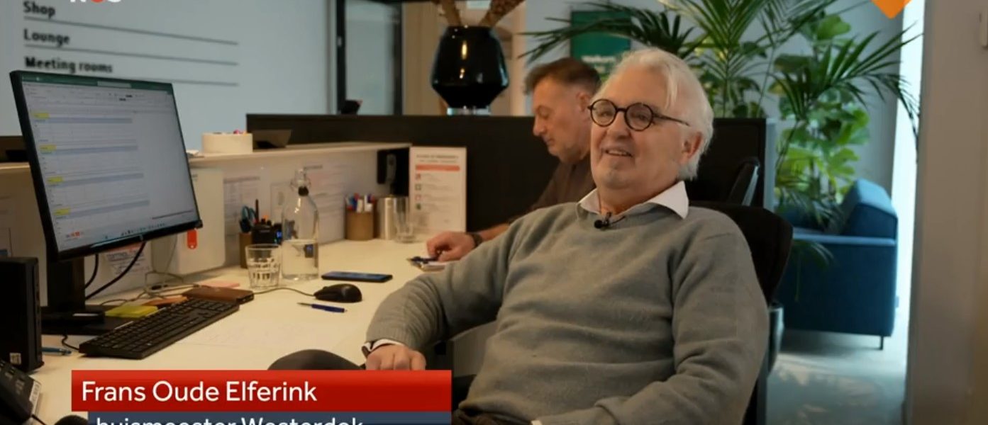 Uitzendkrachten Ron van Gellekom (68j) en Frans Oude-Elferink (70j) bij het NOS journaal