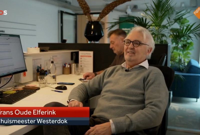 Uitzendkrachten Ron van Gellekom (68j) en Frans Oude-Elferink (70j) bij het NOS journaal
