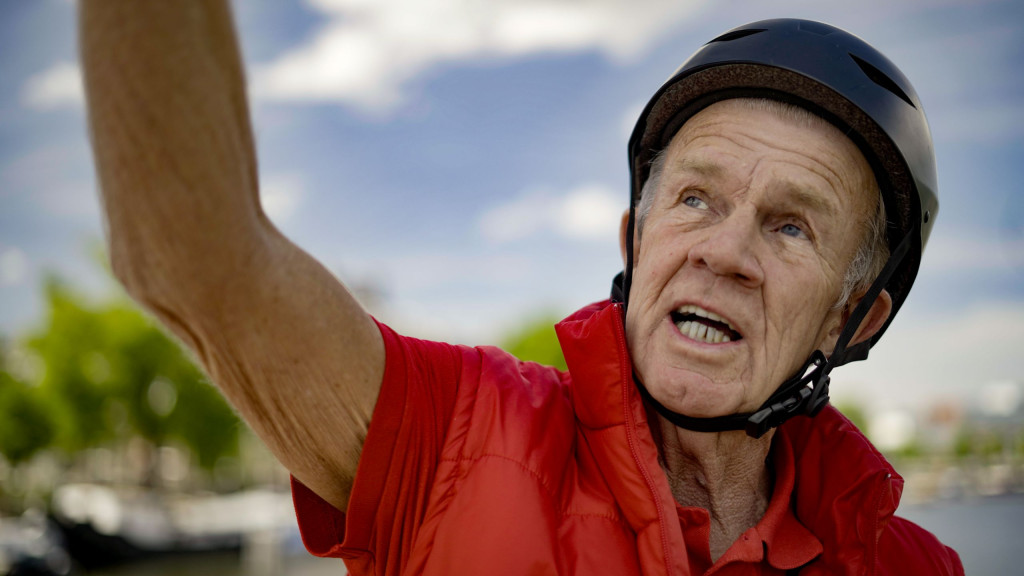 “Ik geniet er net zo van als zij”: Peter (71) leidt toeristen op de Segway door zijn geliefde Amsterdam
