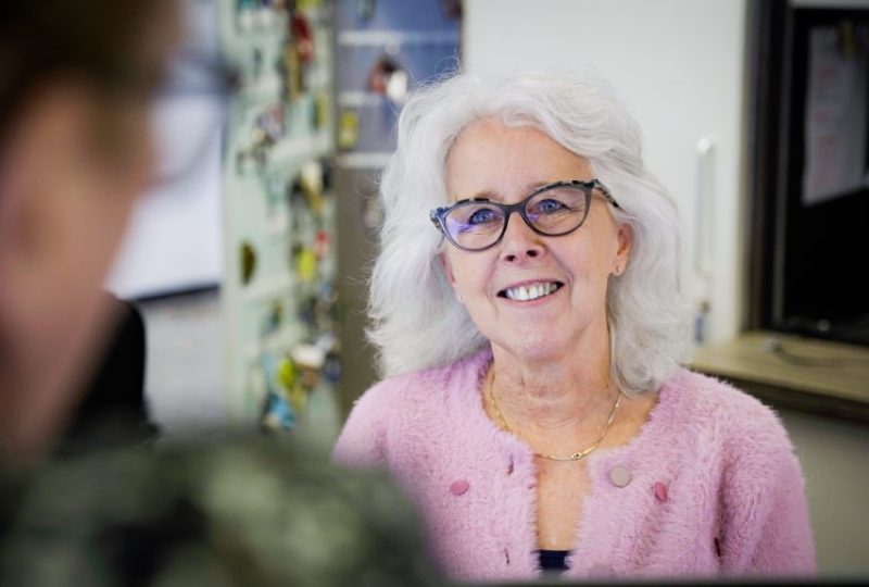 “Thuis ben ik echtgenoot, moeder, oma.. hier ben ik gewoon Tineke.”